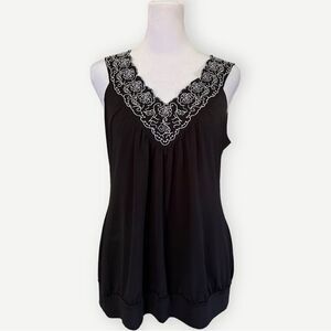Style & Co. Sleeveless Black & White Embroidered Flowy V-Neck Blouse. Top. Small